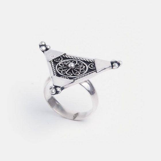 Inel din argint sub forma de triunghi, lucrat manual in Maroc, este o bijuterie speciala de oferit cadou de Valentine's Day
