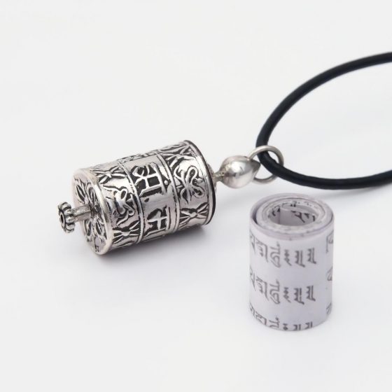 Talisman din argint Roata de rugaciune tibetana, lucrat manual in Nepal, este cadoul potrivit pentru barbati, de Valentine's Day