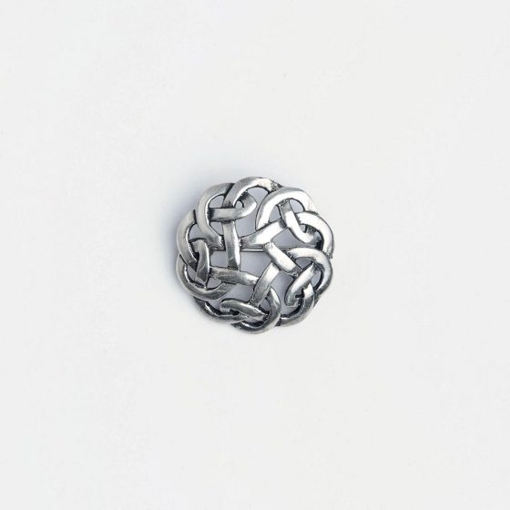 brosa din argint cu nod celtic este un cadou clasic si elegant pentru profesoare sau invatatoare in luna martie