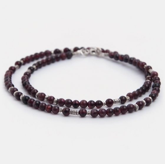 Colier din argint si bilute de granata, de oferit drept cadou elegant in luna martie