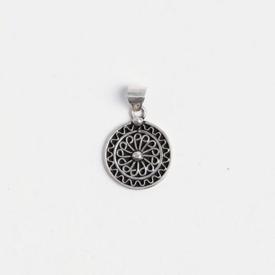 Pandantiv handmade din argint lucrat in Maroc, ideal de oferit ca martisor colegelor sau prietenelor