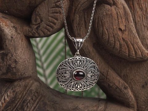 Despre Granat, piatra pasiunii și a speranței: semnificații și proprietăți ale bijuteriilor cu granat roșu