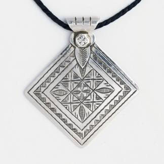 Amuletă tuaregă Takama, argint, șnur de piele, Niger