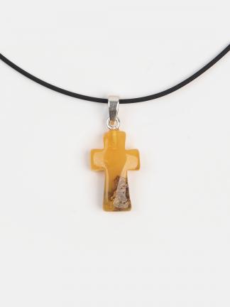Pandantiv cruce din chihlimbar și argint pe șnur negru, Lituania